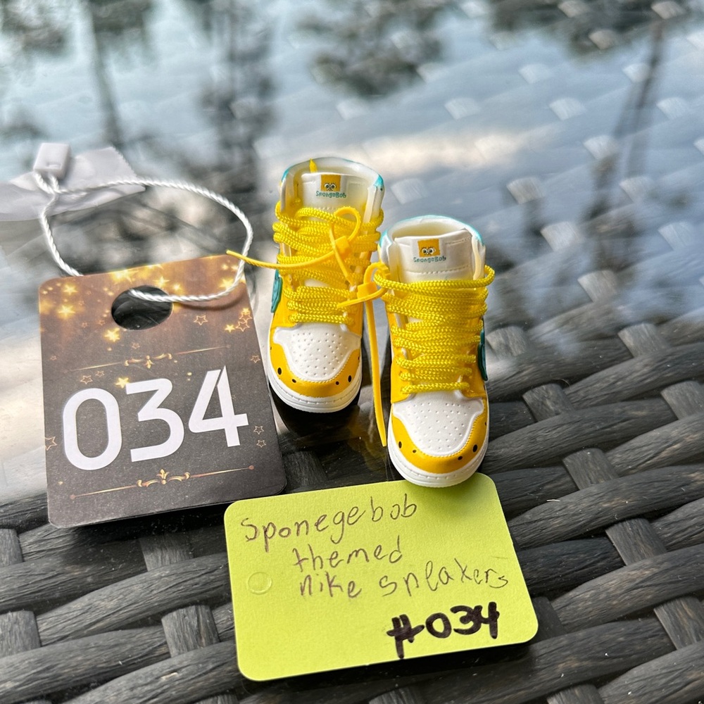 034,Nike Yellow SpongeBob Mini Sneakers for Labubu
(Doll Not Included)